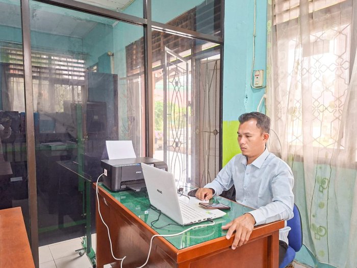 Sigap dan Responsif, Operator EMIS GTK MTsN 1 Bungo Percepat Pengelolaan Administrasi Guru