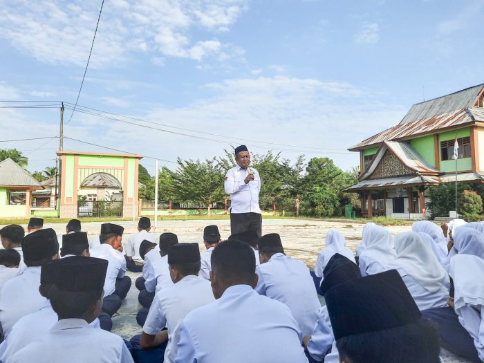 Wejangan Penuh Makna Kepala MTsN 1 Bungo untuk Kelas IX: Tanamkan Kesadaran dan Empati Demi Masa Depan Gemilang Wejangan Penuh Makna Kepala MTsN 1 Bungo untuk Kelas IX: Tanamkan Kesadaran dan Empati Demi Masa Depan Gemilang