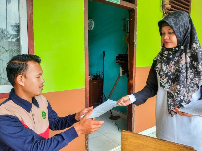 Sekretaris Panitia Serahkan SK Asesmen Sumatif Akhir Semester Ganjil MTsN 1 Bungo