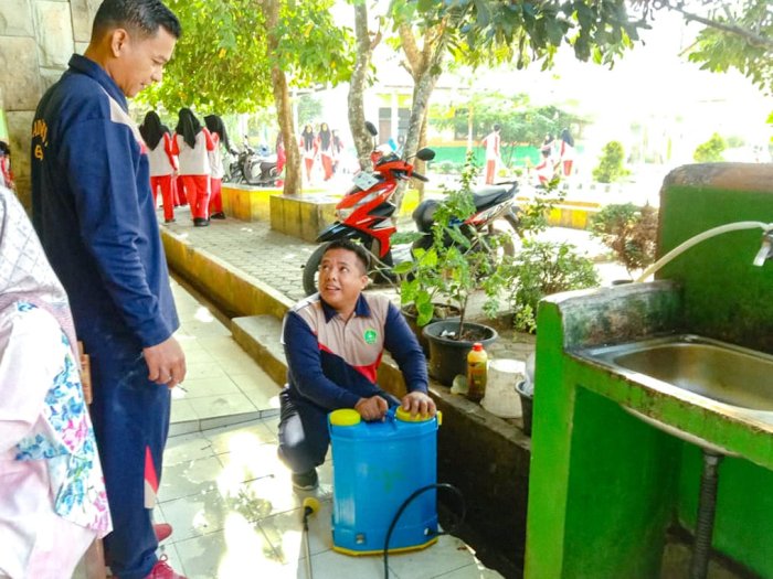 Semangat Kebersamaan: Guru MTsN 1 Bungo Tak Canggung Ikut Bersihkan Lingkungan Madrasah
