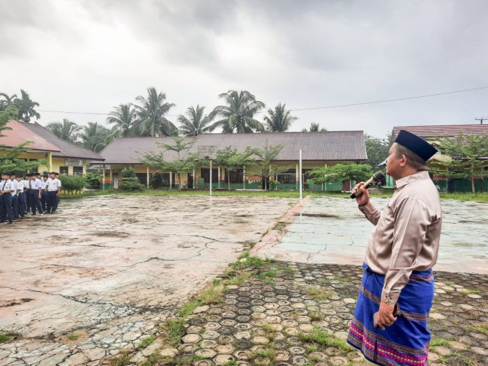 Awali Semester Genap TA 2025/2026, MTsN 1 Bungo Gelar Apel dan Giat Kebersihan Madrasah